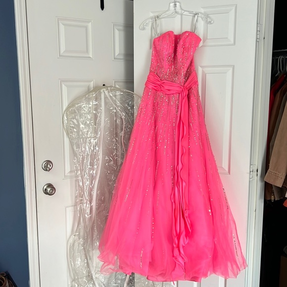 Tiffany design bright Barbie pink formal dress - Picture 2 of 7